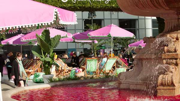 粉粉少女心的快閃店活動怎可能不受歡迎，開門幾小時(shí)就賣斷貨