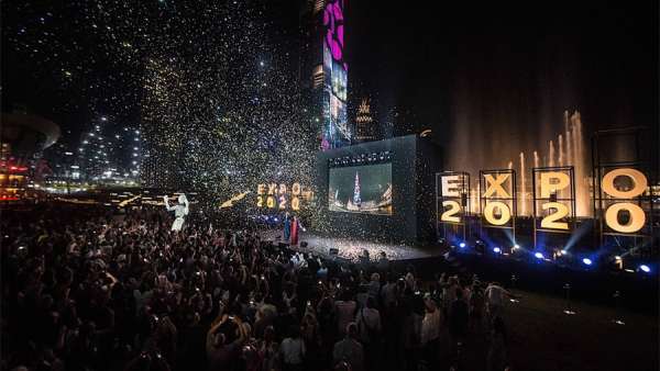 倒計時慶典活動上的這個招手燈光人物邀你2020世博會來相見