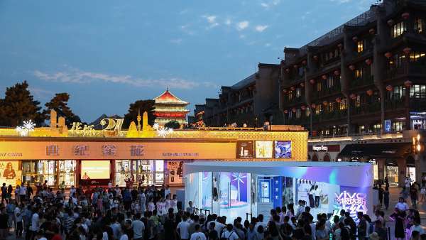 手機(jī)快閃店活動(dòng)請(qǐng)了雪糕姑娘給你解解暑，滿滿都是幻彩冰爽