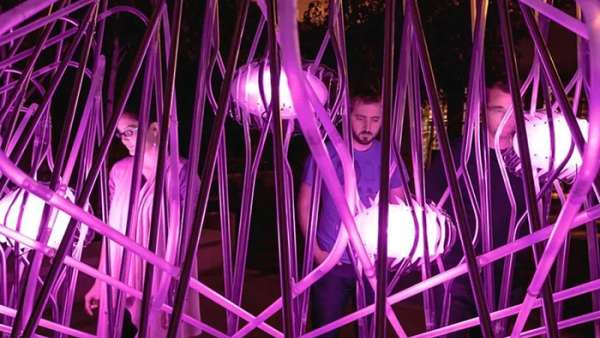 街頭的這個(gè)LED燈光藝術(shù)展覽活動裝置還能產(chǎn)生聲波流，太神奇了