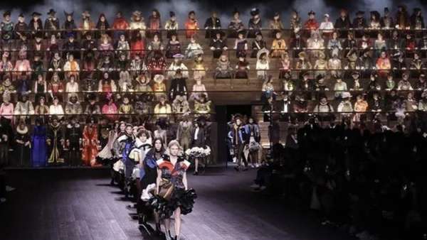 LV時(shí)裝發(fā)布會(huì)活動(dòng)呈現(xiàn)了一場(chǎng)時(shí)空交錯(cuò)的時(shí)裝秀，合唱團(tuán)設(shè)置更有感覺