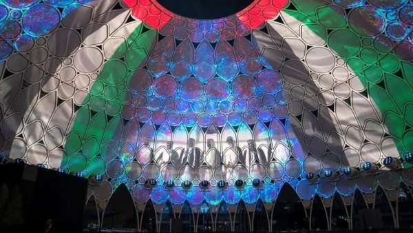 迪拜世博會(huì)開幕式活動(dòng)用252臺(tái)投影儀組成了一個(gè)跳動(dòng)的心臟
