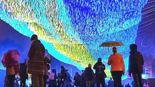 12萬(wàn)條彩帶創(chuàng)造的這個(gè)動(dòng)力學(xué)展覽裝置瞬間成為周年活動(dòng)的焦點(diǎn)