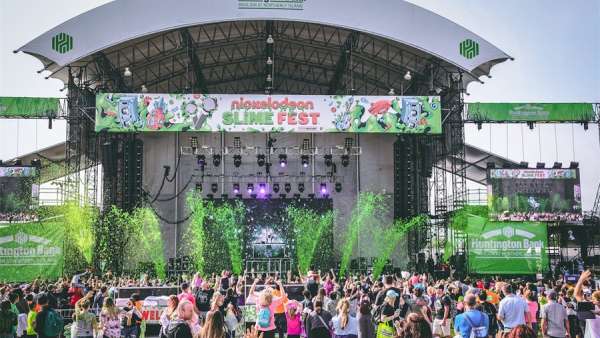 狂歡節(jié)活動現(xiàn)場就是一個大型的演唱會嘛，還有各式互動的游戲活動