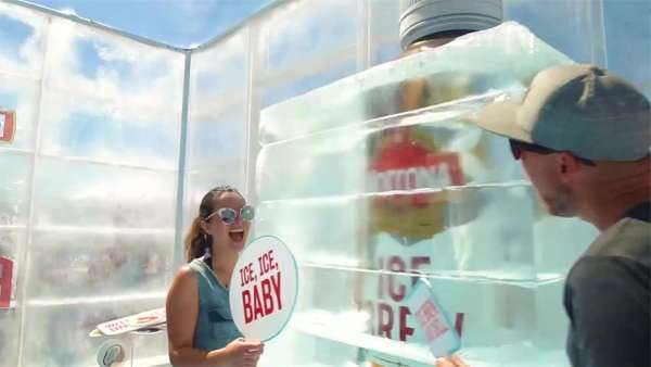 2.8米高的巨大冰塊閃現(xiàn)在這家咖啡快閃店活動，炎熱夏天太提神了