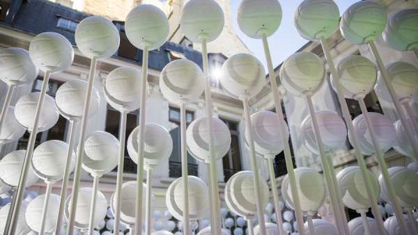 舊酒店里的喬丹系列新品展覽活動(dòng)上，后院籃球場(chǎng)不禁想起了已故的科比