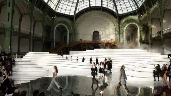 仙境般的時(shí)裝發(fā)布會(huì)展覽活動(dòng)看得如癡如醉，又一朝圣者的心之向往