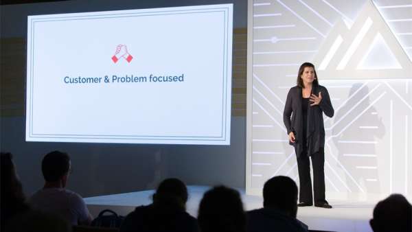 峰會活動策劃僅以一個背光樣式的標(biāo)志作為舞臺主視覺，創(chuàng)意值滿分