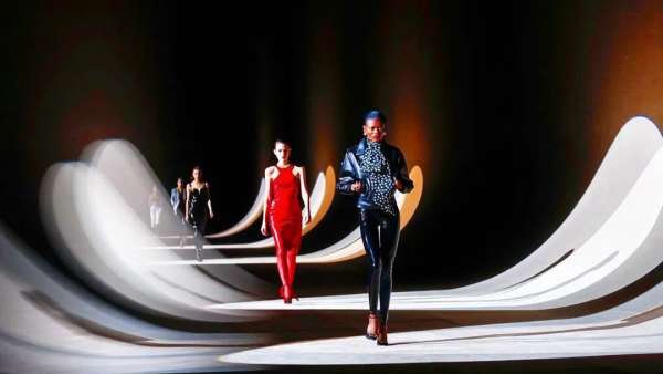 時裝秀展覽活動現(xiàn)代的更像是個視覺藝術(shù)展覽