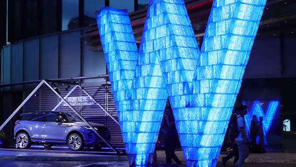 年輕正當(dāng)時(shí)，汽車發(fā)布會(huì)活動(dòng)還特別策劃了英倫海派客廳給你噶山虎