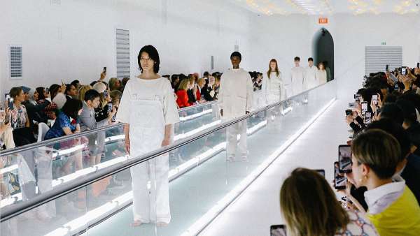時裝發(fā)布展覽活動策劃了一個傳送帶的秀臺，現(xiàn)場異?！八腊濉? width=