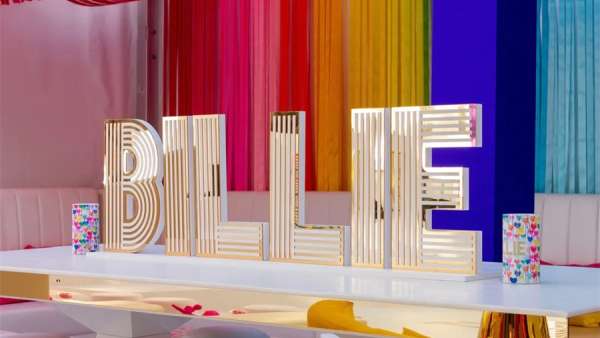 天吶！這彩虹色的派對活動(dòng)現(xiàn)場太愛了，氣球和流蘇的策劃創(chuàng)意真美好