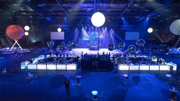 太空主題的員工派對(duì)活動(dòng)現(xiàn)場(chǎng)，黑暗中發(fā)光的創(chuàng)意策劃拍手叫絕