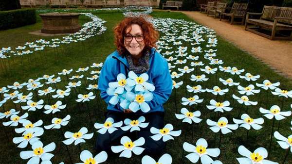 800多支金屬“勿忘我”組成的藝術(shù)展覽活動旨在紀念所愛的人
