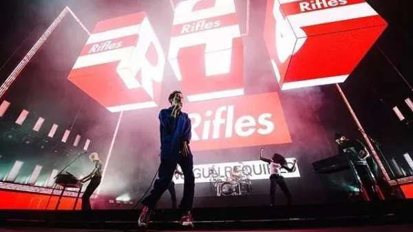 搖滾樂隊的這次演唱會活動策劃太有視覺沖擊力了，就是電影級的體驗(yàn)嘛