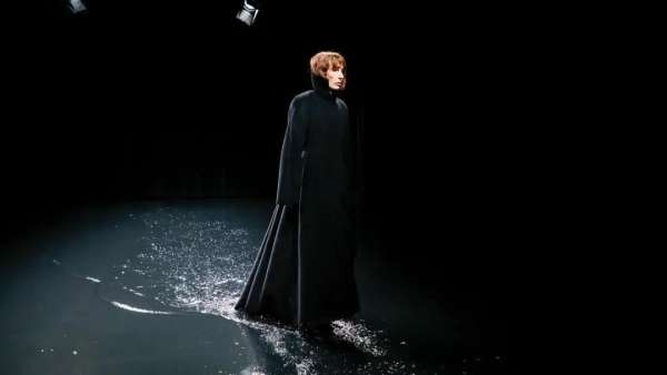 充滿怪異事物的時(shí)裝發(fā)布展覽活動(dòng)更顯時(shí)尚而精彩