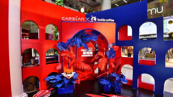 職場(chǎng)上的快閃店活動(dòng)是一個(gè)斗獸場(chǎng)，紅藍(lán)撞色也能越戰(zhàn)越勇