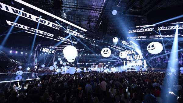 基于頒獎(jiǎng)典禮活動(dòng)的舞美設(shè)計(jì)，讓演出更像藝術(shù)作品般栩栩如生