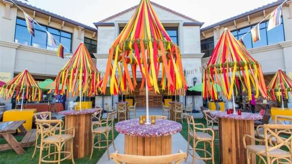 啤酒節(jié)派對(duì)活動(dòng)用這種露臺(tái)式的更合適，七彩的顏色更搶眼