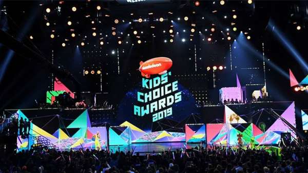 頒獎典禮活動策劃成一個“玩?！钡奈枧_，不間斷的視覺效果讓人狂熱