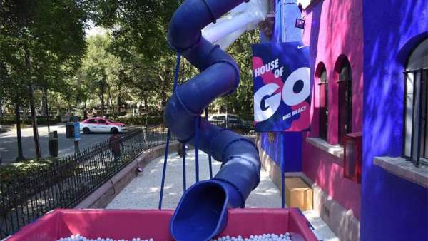 體驗式發(fā)布會活動策劃了一條旋轉(zhuǎn)滑梯，瞬間童年感爆棚