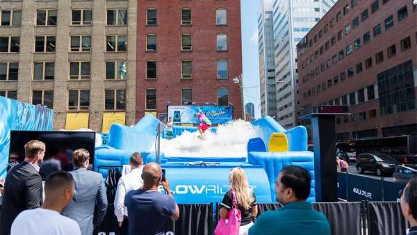 用戶外沖浪池互動(dòng)突顯路演活動(dòng)產(chǎn)品防水性能，策劃點(diǎn)夠贊