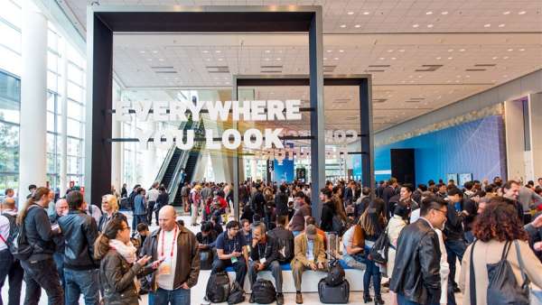 沉浸式環(huán)境的行業(yè)峰會(huì)活動(dòng)策劃點(diǎn)燃了現(xiàn)場(chǎng)，放眼未來瞬間燃爆