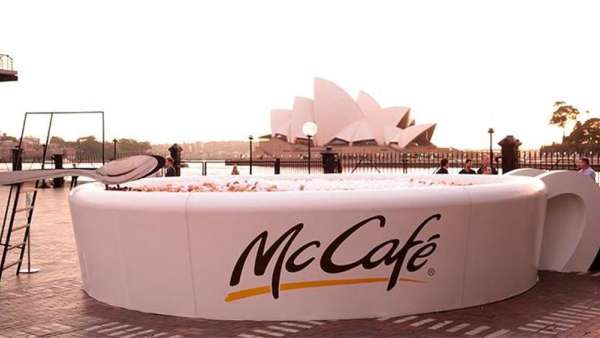 麥當(dāng)勞搞這么大一杯咖啡快閃體驗(yàn)活動(dòng)，旨在為24個(gè)地區(qū)帶去24份歡樂(lè)禮物