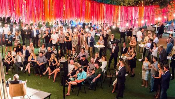 彩虹色絲帶裝飾的VIP派對活動車手云集，豪車美酒佳肴缺一不可