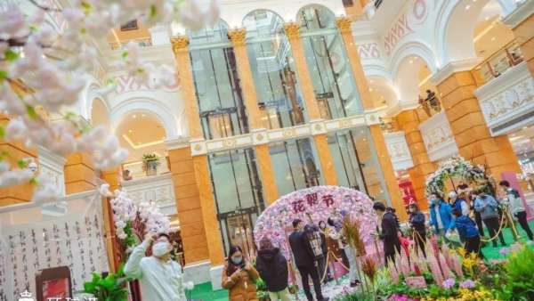 花朝節(jié)主題快閃展覽活動(dòng)散發(fā)著春日的氣息，粉色盛宴仙氣十足