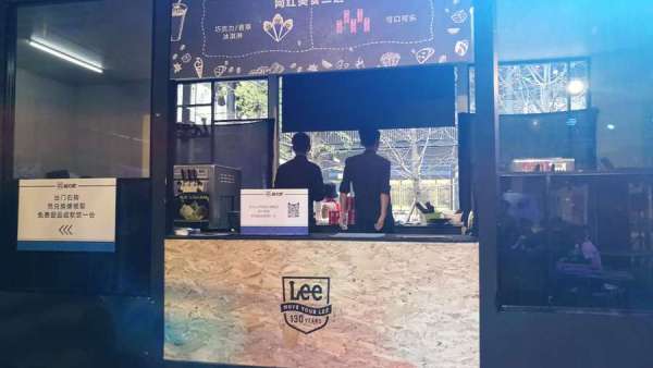 西部牛仔快閃店展覽活動現(xiàn)場邀專業(yè)手工師傅指導(dǎo)你做手工布藝成品