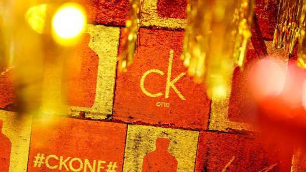 幸運(yùn)紅快閃店展覽活動霓虹躍動，工業(yè)感雙層集裝箱酷炫襲來