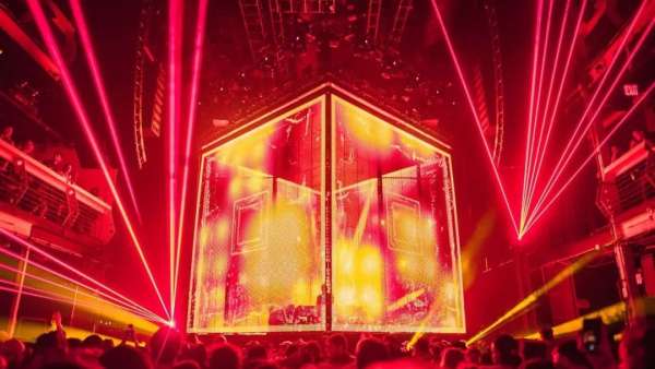 音樂節(jié)活動上的舞臺制作重新定義了音樂會的互動體驗(yàn)，真夠震撼的
