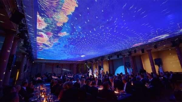 把活動(dòng)主題信息通過(guò)投影方式表達(dá)出來(lái)的行業(yè)活動(dòng)策劃印象更深刻