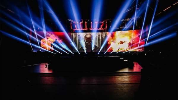 阿迪的全球品牌大會(huì)活動(dòng)把舞臺(tái)策劃成多媒體空間，投影映射技術(shù)真厲害