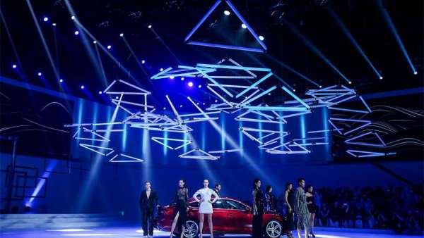 當(dāng)汽車發(fā)布會(huì)活動(dòng)與時(shí)裝秀同臺(tái)表演時(shí)，這是怎樣一番奢華與優(yōu)雅的別樣景觀