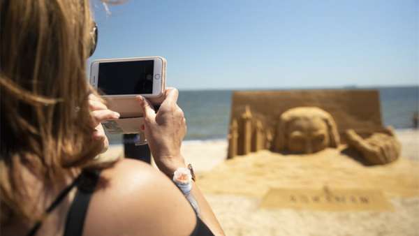 神奇的沙雕形象旨在推廣電影的上映，推廣慶?；顒硬邉澚咙c也是栩栩如生