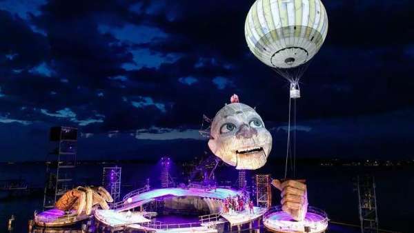 音樂節(jié)活動現(xiàn)場的舞美用小丑頭顱作為主角，策劃創(chuàng)意點夠絕