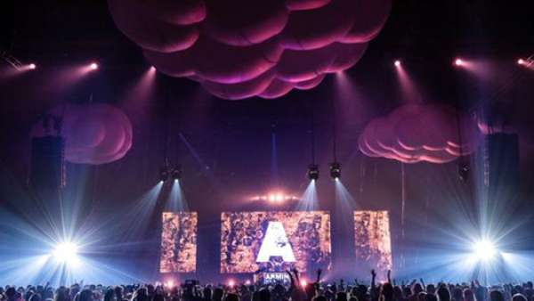 這位巨星演唱會(huì)活動(dòng)策劃的舞美設(shè)計(jì)真的太硬核了，視覺盛宴??！