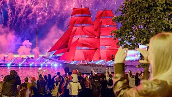 俄羅斯“紅帆節(jié)”慶典活動太亮眼了，冬宮廣場秒變真正的“造船場”