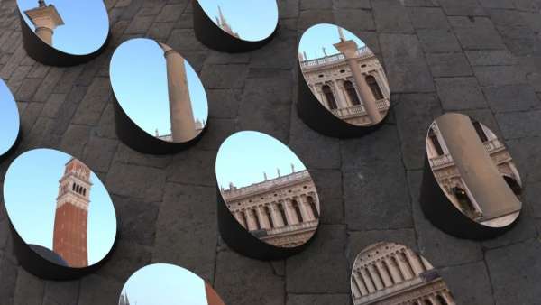 一組沉浸式動態(tài)藝術(shù)展覽活動裝置用嶄新的角度再次體驗了公共空間的美