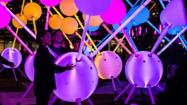 五顏六色的光激活了這場(chǎng)沉浸交互式燈光藝術(shù)展覽活動(dòng)裝置，真美！