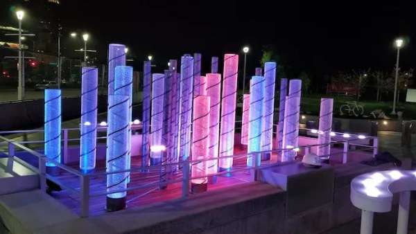 用5個“鍵盤”上的20個“鼓”就可以演奏了獨(dú)特的燈光聲音展覽活動，Magical！