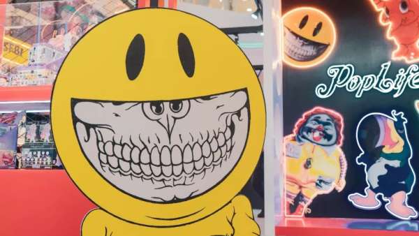 潮玩快閃店展覽活動嘻哈涂鴉感的裝修，營造了一場別致的手辦展覽會