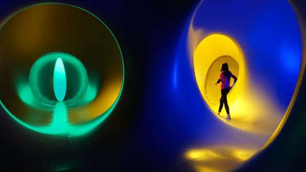 沉浸式展覽活動的這些藝術(shù)裝置創(chuàng)意無限，探索著奧秘之所在