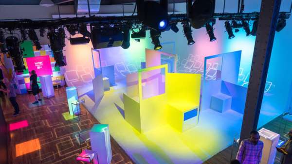 相機(jī)發(fā)布會(huì)活動(dòng)策劃的鏡子迷宮更直截了當(dāng)?shù)伢w現(xiàn)了產(chǎn)品功能