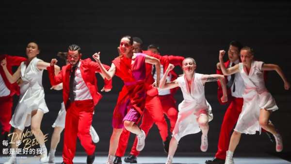 現(xiàn)場(chǎng)直擊國(guó)際時(shí)尚年度盛典活動(dòng)，欣賞5大篇章走秀感受視聽震撼