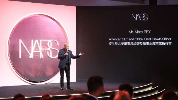 美妝品牌年度盛典活動暨發(fā)布會活動同步舉行，綻放了性感迷人光彩