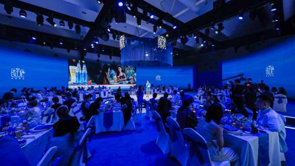 法藍(lán)派對(duì)晚宴活動(dòng)準(zhǔn)備了一場(chǎng)“精致晚餐”，沉浸式體驗(yàn)更精致優(yōu)雅