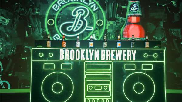 啤酒企業(yè)帶來的上市發(fā)布會(huì)活動(dòng)呈現(xiàn)的是一次經(jīng)典與創(chuàng)新的文化碰撞